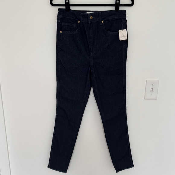 We The Free Denim - We The Free NWT Free People Women's Dark Wash Skinny Jeans w/ Raw Hem - Size 30